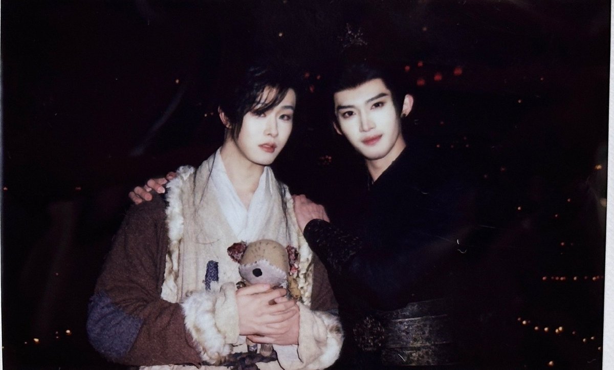 ไม่ว่าคนไหนจะเป็นพี่ชาย แต่จะมีคนๆ นึงรับบทน้องชายคนเล็กทุกมิติ (แล้วแต่ว่าจะสุ่มได้พี่ดีหรือพี่ดีเหมือนกันแต่การแสดงความรักยังบกพร่อง) ในบรรดาทั้งหมดคือมีพี่สองประเภทไม่พี่ชายแท้ ก็พี่ปริ้นเซสทรีตเมนต์ 55555555555 #เถียนเจียรุ่ย