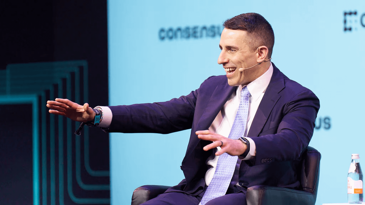 Arthur Hayes opened with the boldest call of the conference: Bitcoin to $125K, driven by a liquidity expansion thesis through H2 2026.

Meanwhile <a href="/APompliano/">Anthony Pompliano 🌪</a> took the Mainstage and said it plainly:

"BlackRock is now a bitcoin company."

Day 1, and the room was already loud.