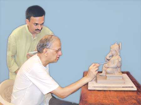 साधना की दृष्टि से १४ विद्या और ६४ कलाआें की शिक्षा का बीजारोपण करनेवाले परात्पर गुरु डॉ. आठवलेजी !
श्री गणेशमूर्ति सात्त्विक कैसे बनाए, इस संदर्भ में सनातन के साधक-मूर्तिकार 
का मार्गदर्शन करते हुए परात्पर गुरु डॉ. आठवलेजी!
#Gurudev_Janmotsav
 सच्चिदानंद परब्रह्म डॉ. आठवले.