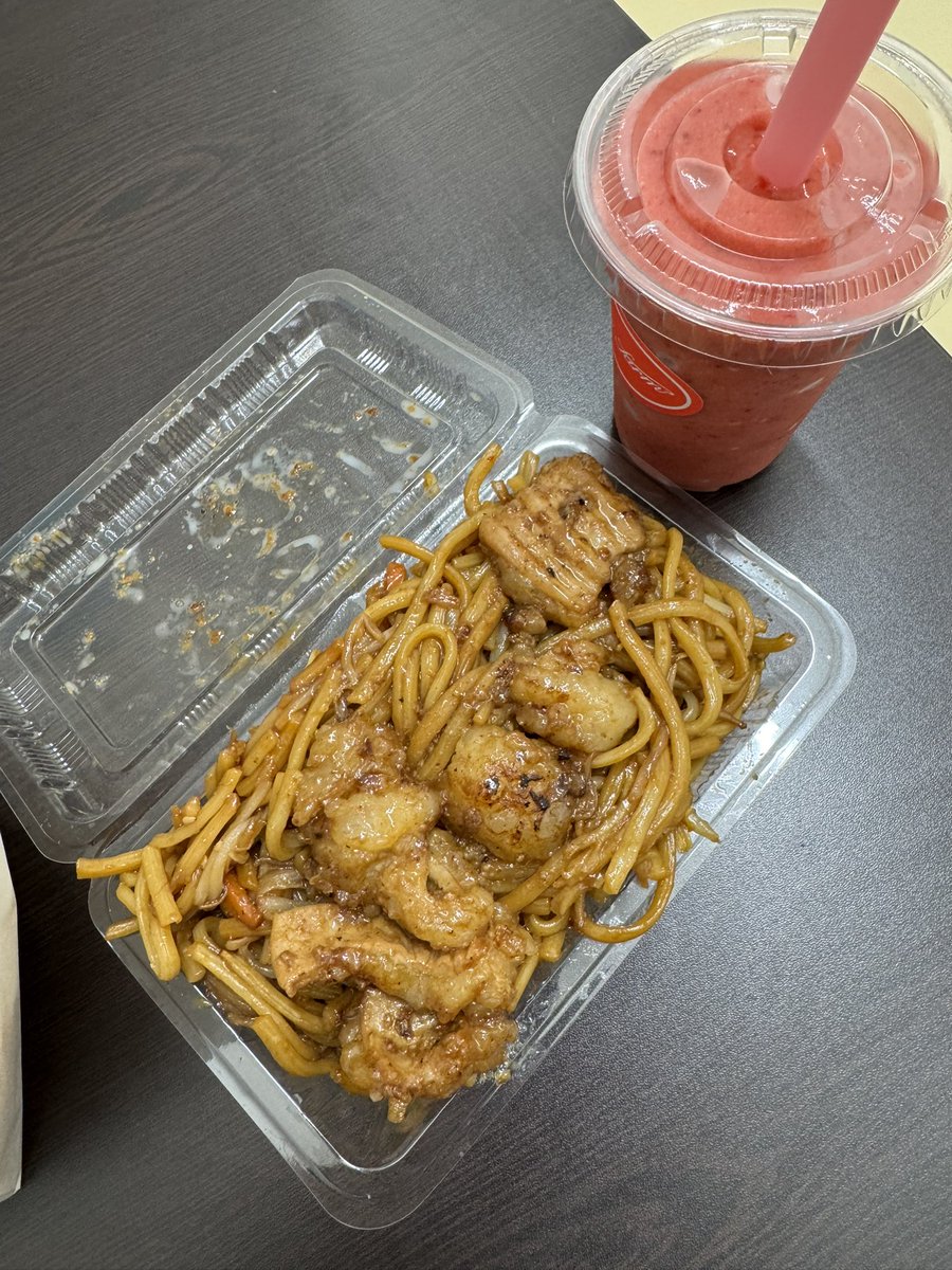 06kai's tweet photo. 今日のお昼は
ホルモン焼きそばと
あまおうスムージー🍓✨️
どちらも美味しくいただきました🥹
#イベント応援
#飯塚 https://t.co/JfFr3fMRHo