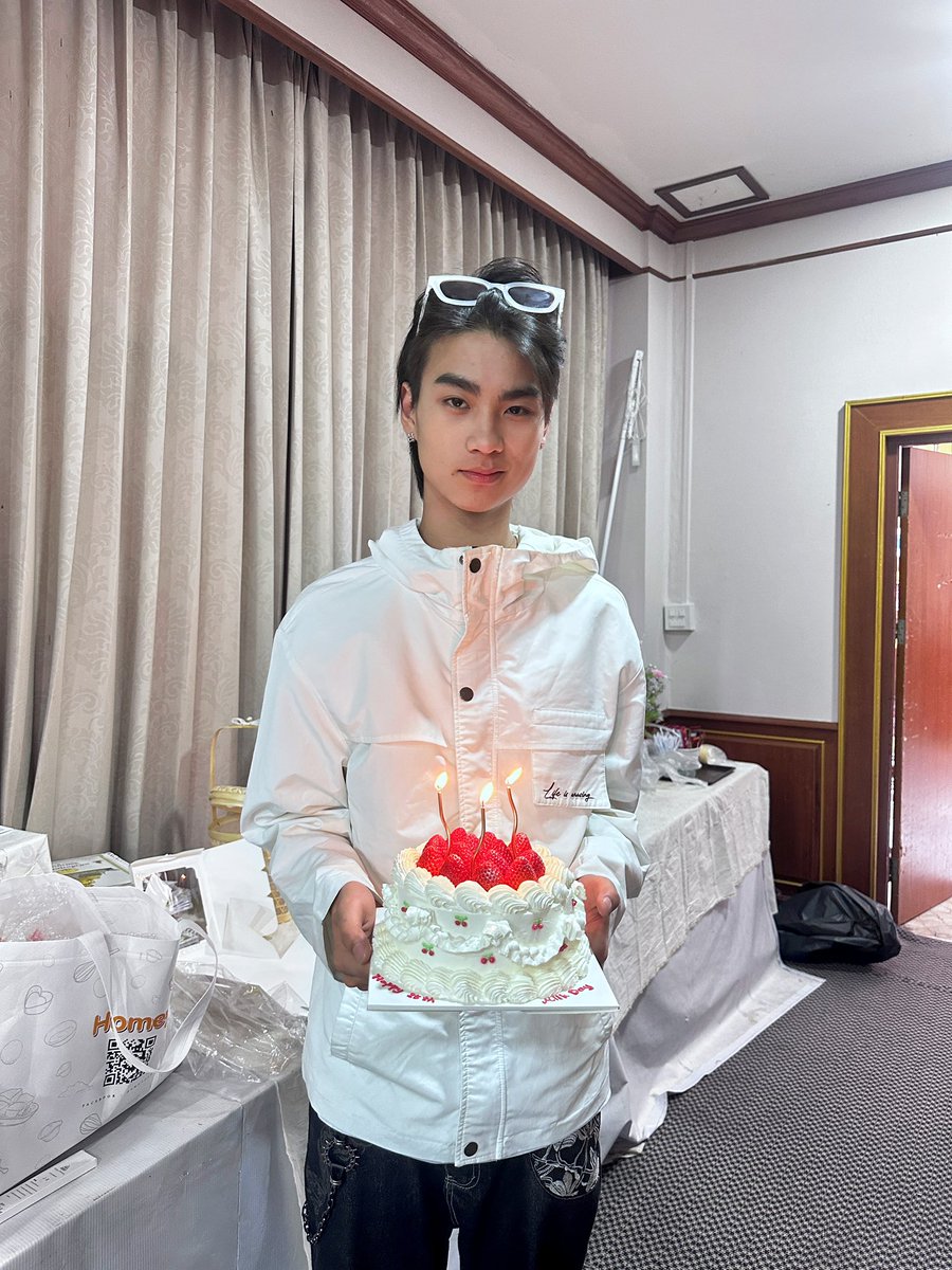 Milk2may_TH's tweet photo. 𝑺𝒉𝒊𝒏𝒊𝒏𝒈 𝟐𝟓𝒕𝒉 𝒘𝒊𝒕𝒉 𝑴𝒊𝒍𝒌𝟐𝒎𝒂𝒚🎂✨ #HappyMilkDay2026

ขอบคุณน้องนิวเยียร์ที่มาร่วมเซอร์ไพรส์วันเกิดมิ้ลนะคะ💚🎂

#Shining25thMilkDay 

@milk2may @NewyearNwp 
#milk2may #milknatchanon
#newyearnwp #MilkNewyear https://t.co/QwOt4EtqUc