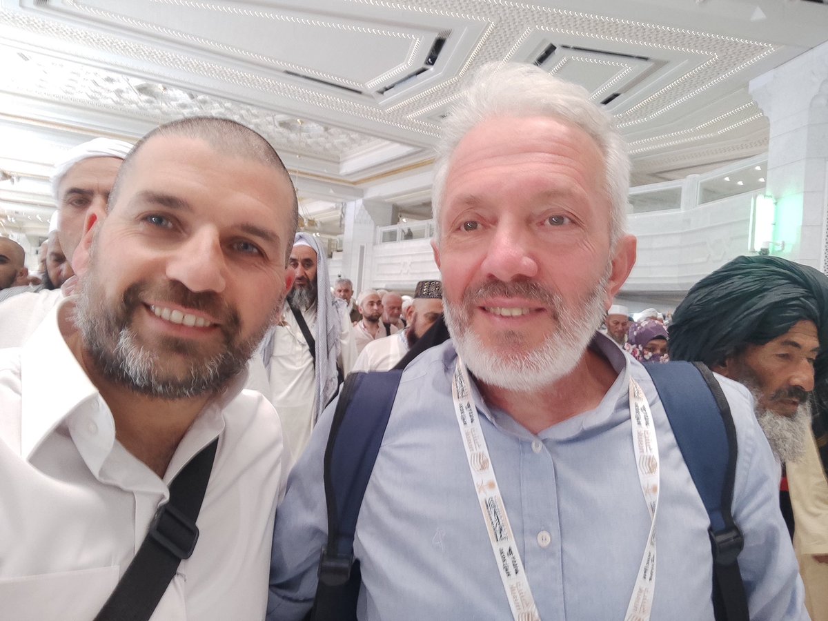 IHamurl's tweet photo. Yazılarını Hayranlıkla takip ettiğin güzel insan ile Kabe'de Karşılaşmak ne güzel bir Tavaffuk. @Ebsofuoglu https://t.co/vpSPtry76o