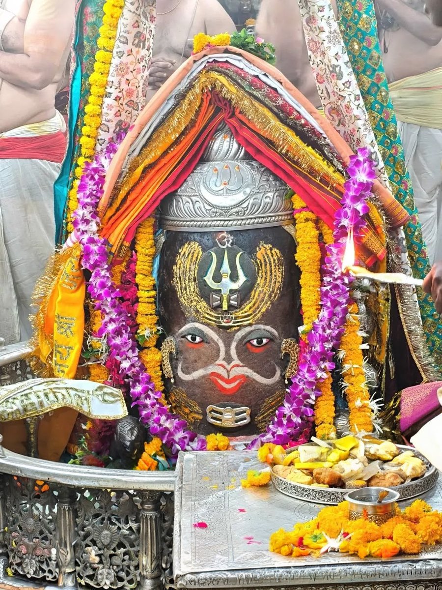🙏🌹 जय श्री महाकाल 🌹🙏
श्री महाकालेश्वर ज्योतिर्लिंग जी का भस्म श्रंगार आरती दर्शन
9 मई 2026 (शनिवार)
#mahakal_daily_darshan