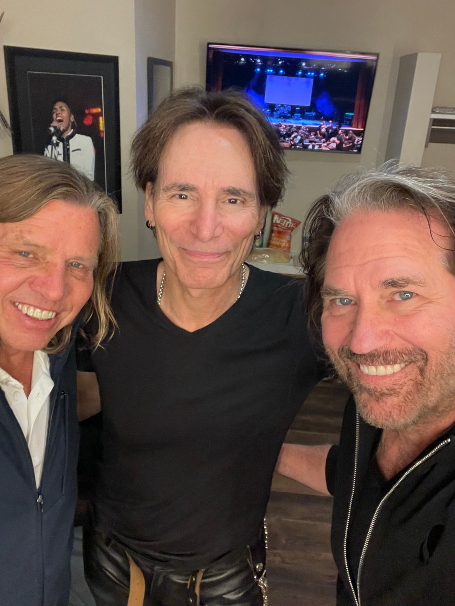 KipWinger's tweet photo. Great to see these superb musicians at @TheRyman! Go see SATCHVAI band!

@chickenfootjoe @SteveVai @CasaMendoza2012 @AronoffOfficial @KevTheCave @PeterThorn https://t.co/exdCmJOqy7