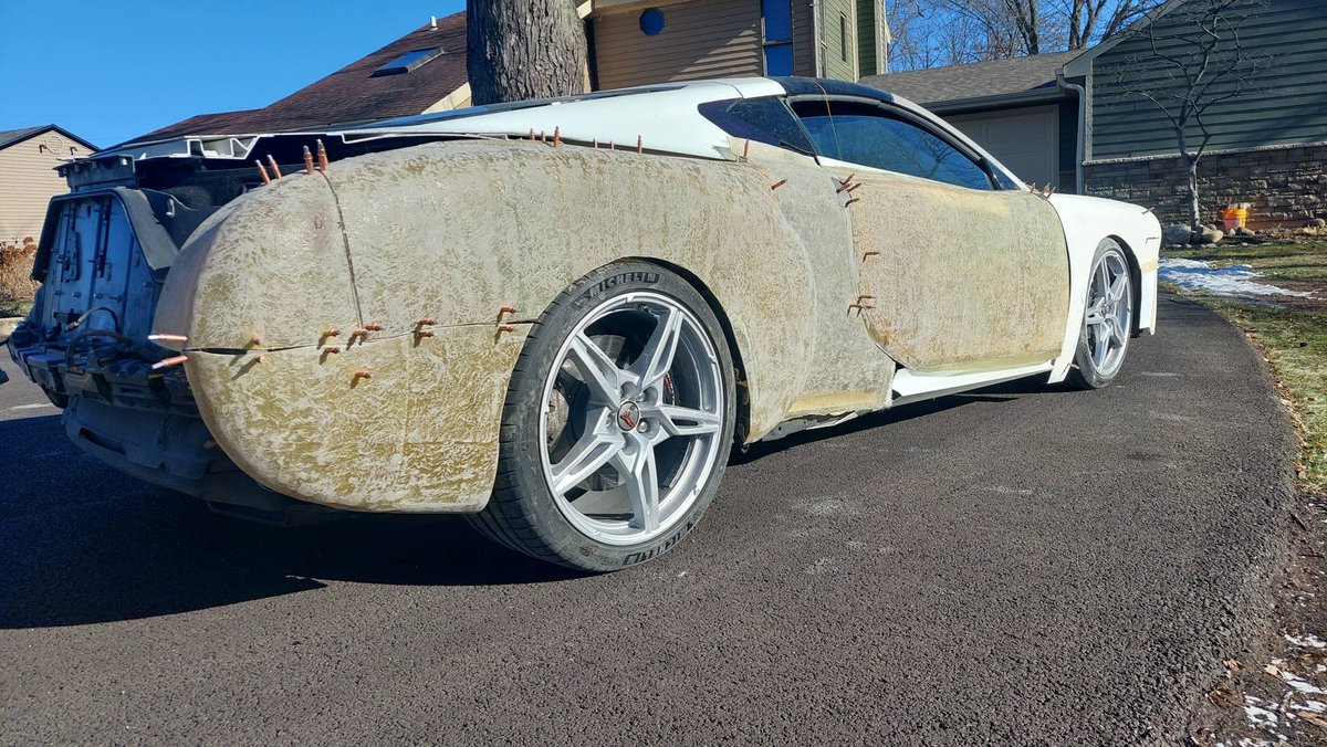 facebook.com/groups/3327748…

恐らく高年式のMR車がドナーっぽいこの異様な車はなんなんだと思ったら「C8コルベットをベースにグラスファイバーで複製した50年型シェビー・フリートラインのボディを合体」ってとんでもキメラだった…
