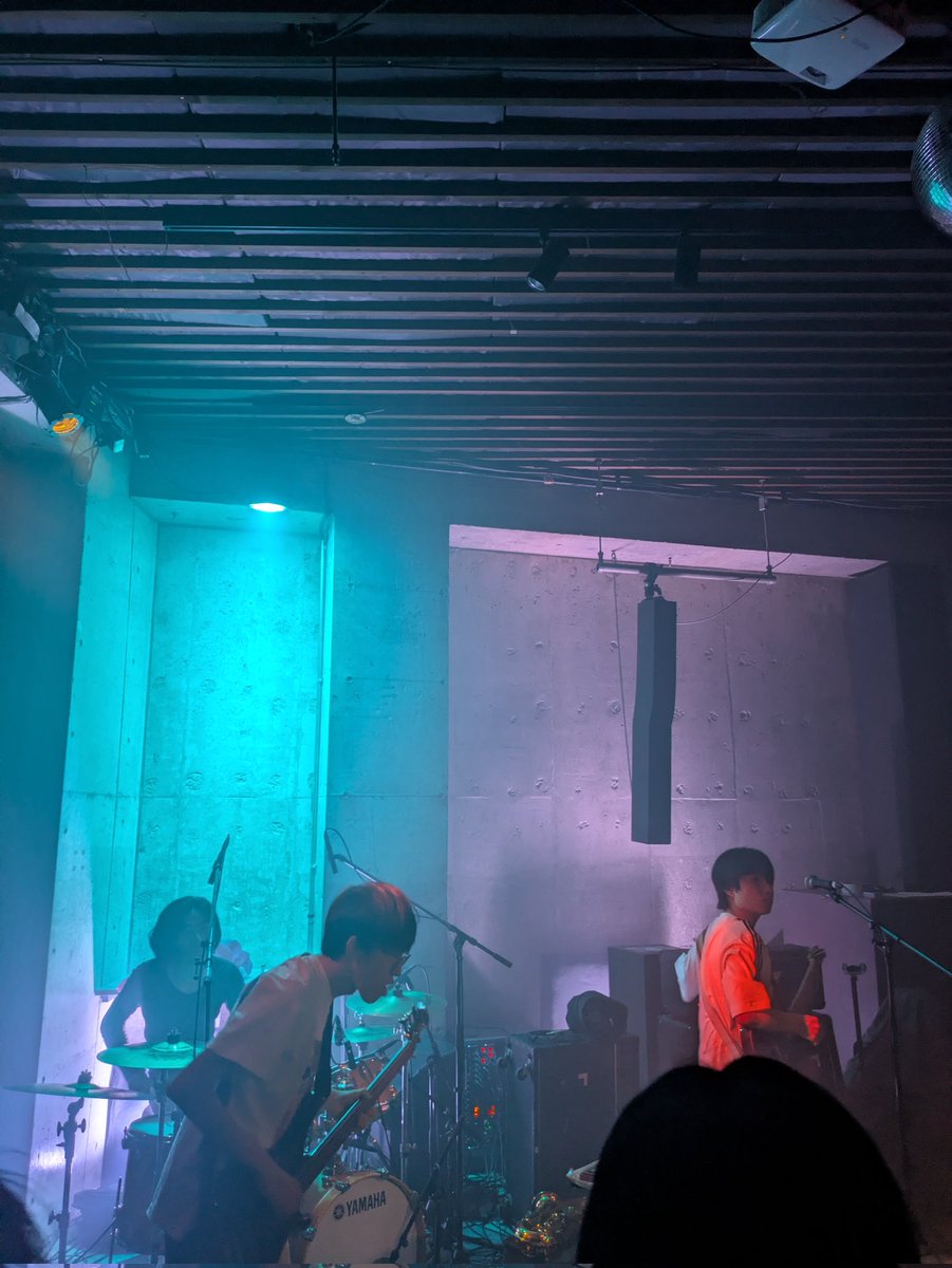 rs_in_kenwoo's tweet photo. 2026.5.8
下北沢SPREAD

光分解

初見でしたが、Bandcampで音源を事前に聴いていてワクワクしておりました😅やはり、パートチェンジで既存の概念をユーモア交えてぶっ壊す、行き届いた本能の音楽に感動しました！！🥹ありがとうございました🙏 https://t.co/2Lgm62Y2LJ
