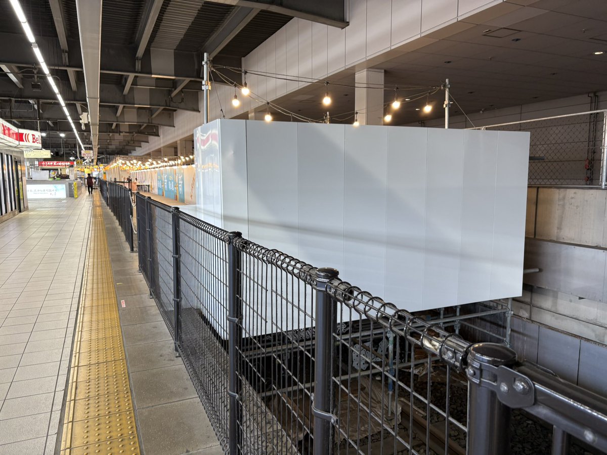 pisc_tea's tweet photo. 2026/05/09
名駅(JR名古屋駅1番線ホーム跡)
#台湾五ノ神製作所
『汁なし海老麺』
『魯肉飯』

1番線の改良工事中のスペースに
期間限定で出店中。
夜はビールと共に飲み屋にも🍺

プロデュースは
新宿のつけ麺屋『#五ノ神製作所』 
名古屋だから台湾ラーメン🇹🇼

線路の上で食事😆

#名古屋市中村区 https://t.co/BkmtPNPEjf