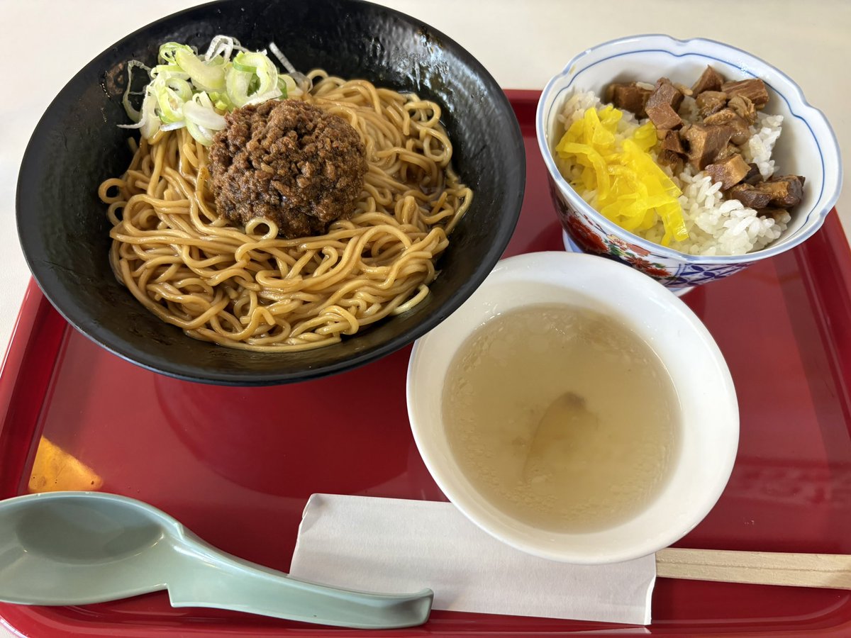 pisc_tea's tweet photo. 2026/05/09
名駅(JR名古屋駅1番線ホーム跡)
#台湾五ノ神製作所
『汁なし海老麺』
『魯肉飯』

1番線の改良工事中のスペースに
期間限定で出店中。
夜はビールと共に飲み屋にも🍺

プロデュースは
新宿のつけ麺屋『#五ノ神製作所』 
名古屋だから台湾ラーメン🇹🇼

線路の上で食事😆

#名古屋市中村区 https://t.co/BkmtPNPEjf