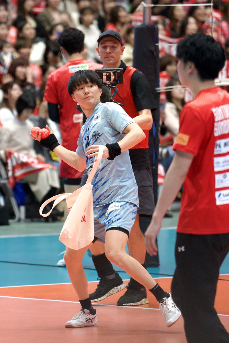 サインボール勢いよく2個ずつぶん投げてた😂 #サントリーサンバーズ