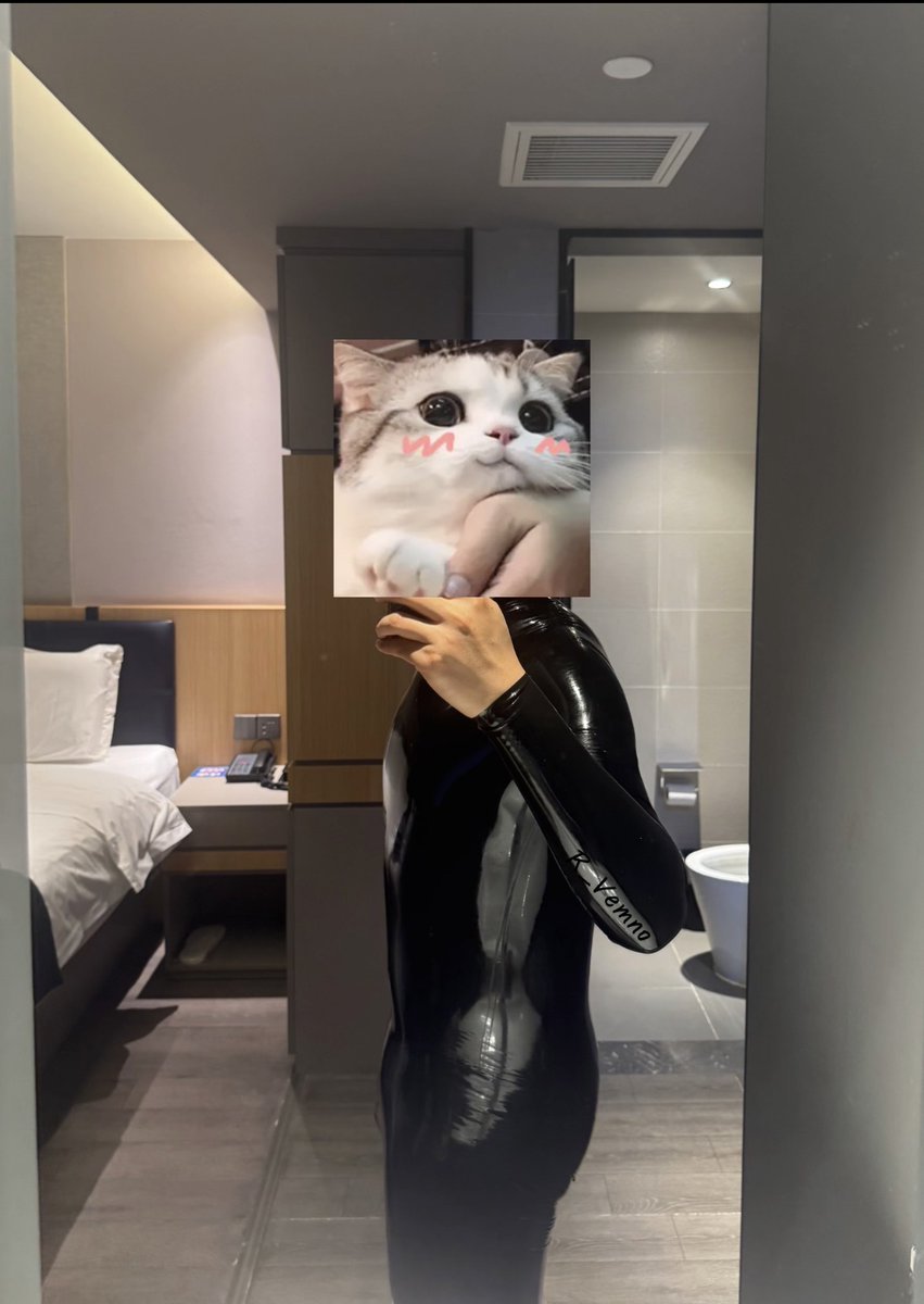 qwe9835's tweet photo. #rubber #胶衣 #latex https://t.co/e2QkzoYecZ
