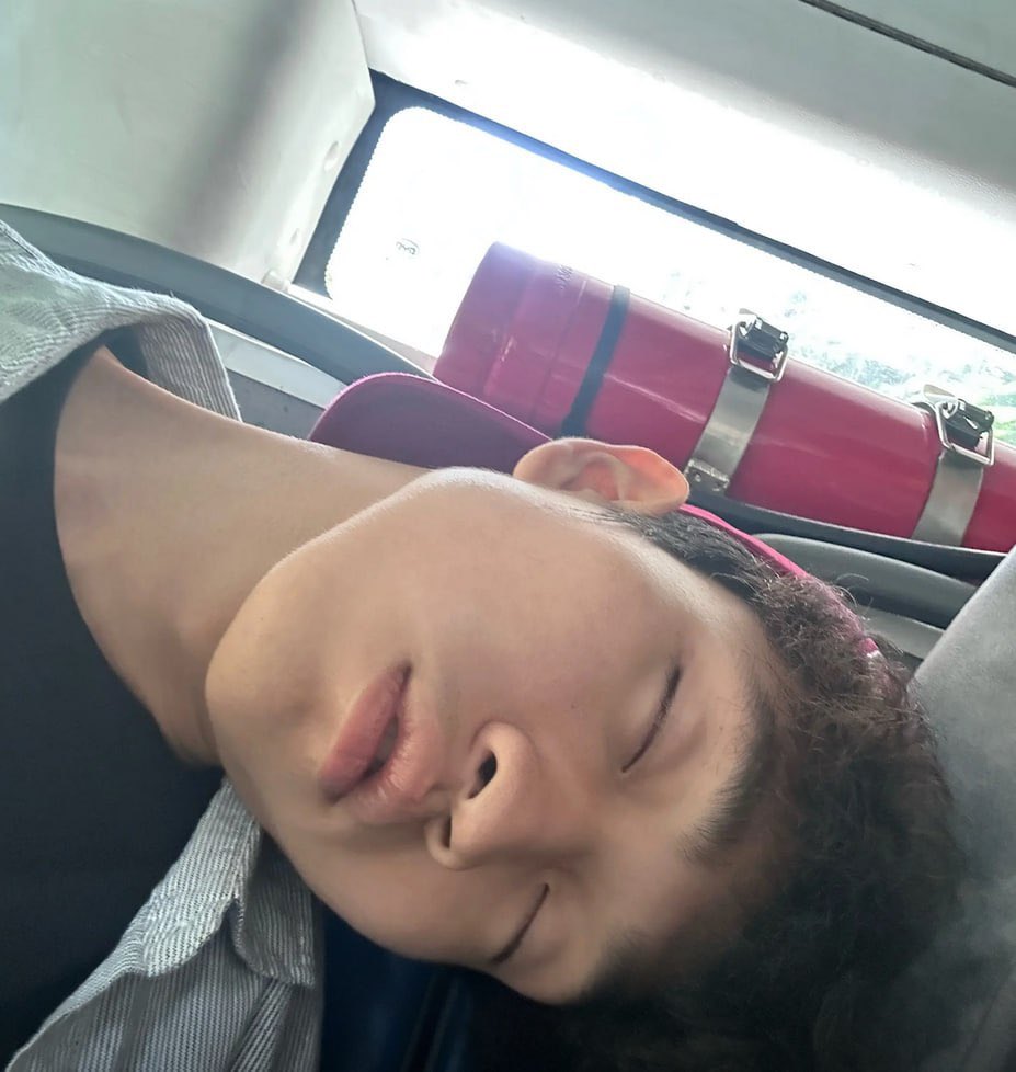 Siryfrt0's tweet photo. 卷毛小奶狗 也是辛苦你了 睡着了都还要跟我到处奔波 卷毛玩的就是一个脸哈哈 https://t.co/TwWzsGfg7k