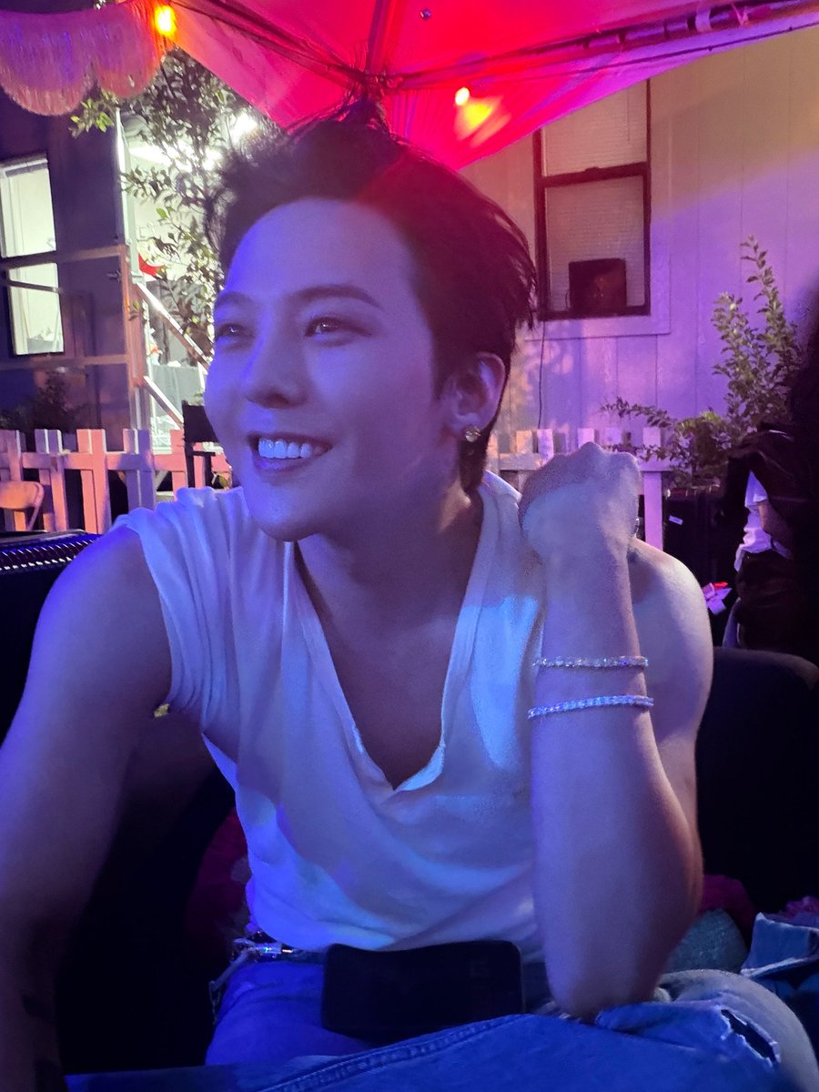 이 얼굴로 장난기 많아서 바보같은 농담이나 장난도 많이 치고 놀리기도 많이 놀리면서 스킨쉽도 생활 애교도 많은데 본업할때는 무서울정도로 예민하고 진지하면서 또 내 사람 챙길때는 무심하게 쓰윽 챙겨주는 남자랑 같이 일하면서 짝사랑을 어떻게 안하지
