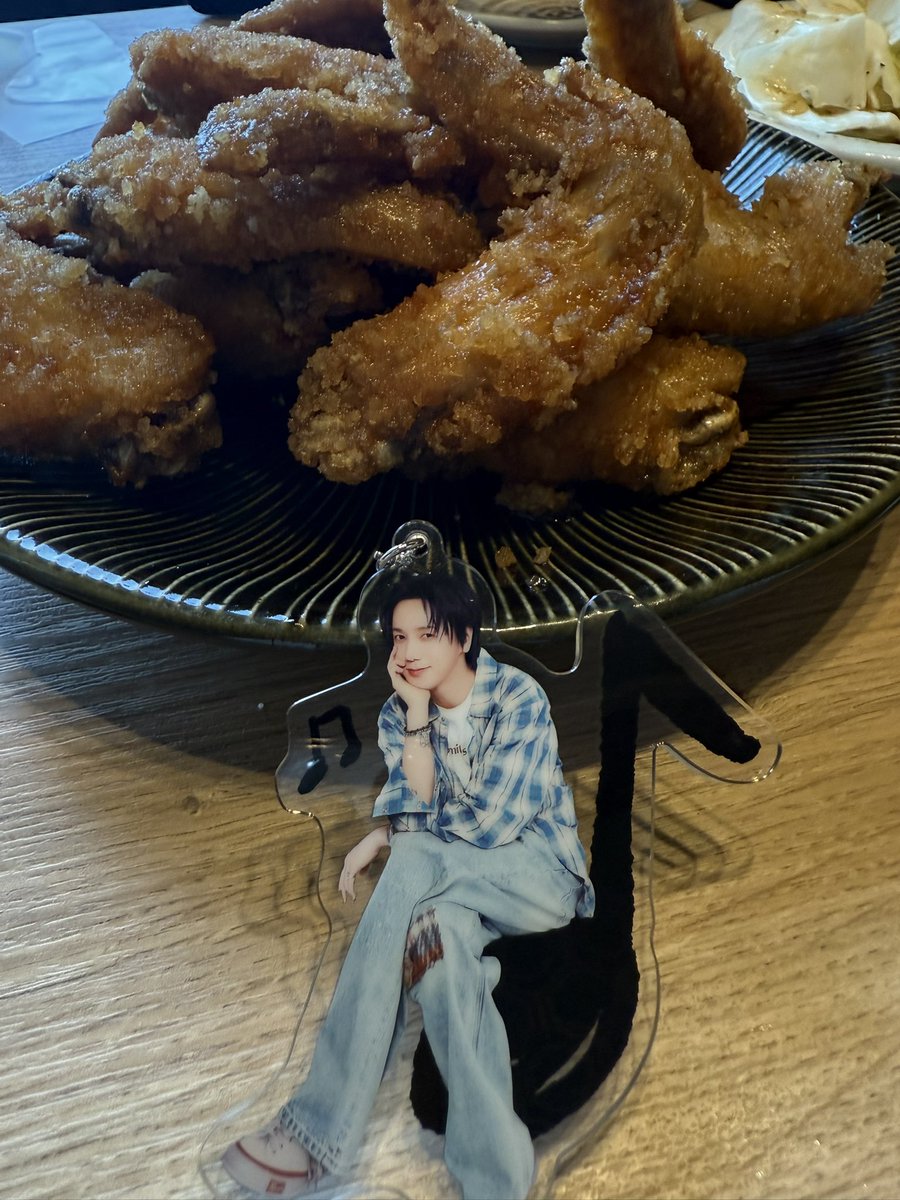 KY_plus_R's tweet photo. 無事ピンバッジ買えて😭
名古屋メシで力つける https://t.co/V9OafX7ODa