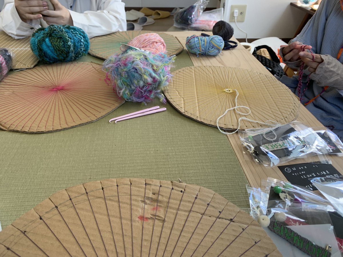 「イスの生活」織りイス作りのワークショップが始まりました。13:00-19:00でやっています🧶
参加費:500円
予約不要
最終受付は17:00です。