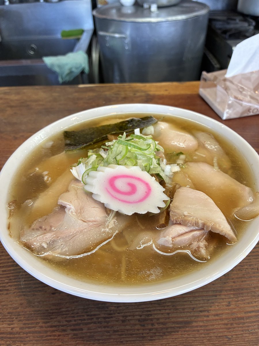 6sRs92's tweet photo. 良温@土浦
クソ暑い日に
熱々スープゴクゴク。
細麺ズバズバ。
チャーシューをモギュモギュ。
汗ダラダラ。
これぞ最高のラーメンライフ。

#茨城　#名店　#Life #simpl  #激うま https://t.co/dY0U2ZNkrV