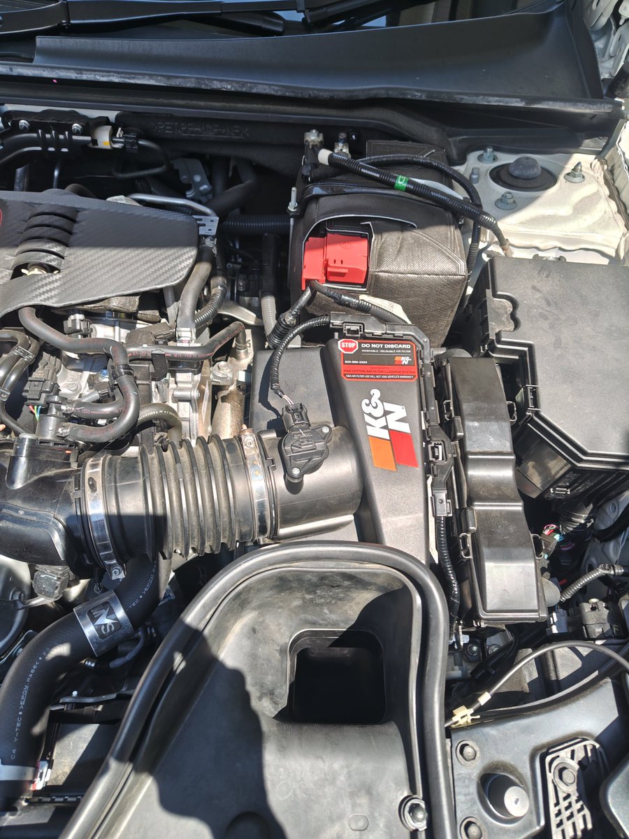 Fd2Mugenpower's tweet photo. 車検前メンテの部品の一部届いたのでサクッと交換
まぁ普段なら穴空く迄ってとこですが３年はやっぱエンジン構造上も併せて汚れてますな…ｗ
この車にしてから剥がすの面倒くさいし傷はいるしでスッテカーの類はやめてますがエンジンルームは気にせずに?久々に貼ってみたｗ https://t.co/hyODHE5u1S