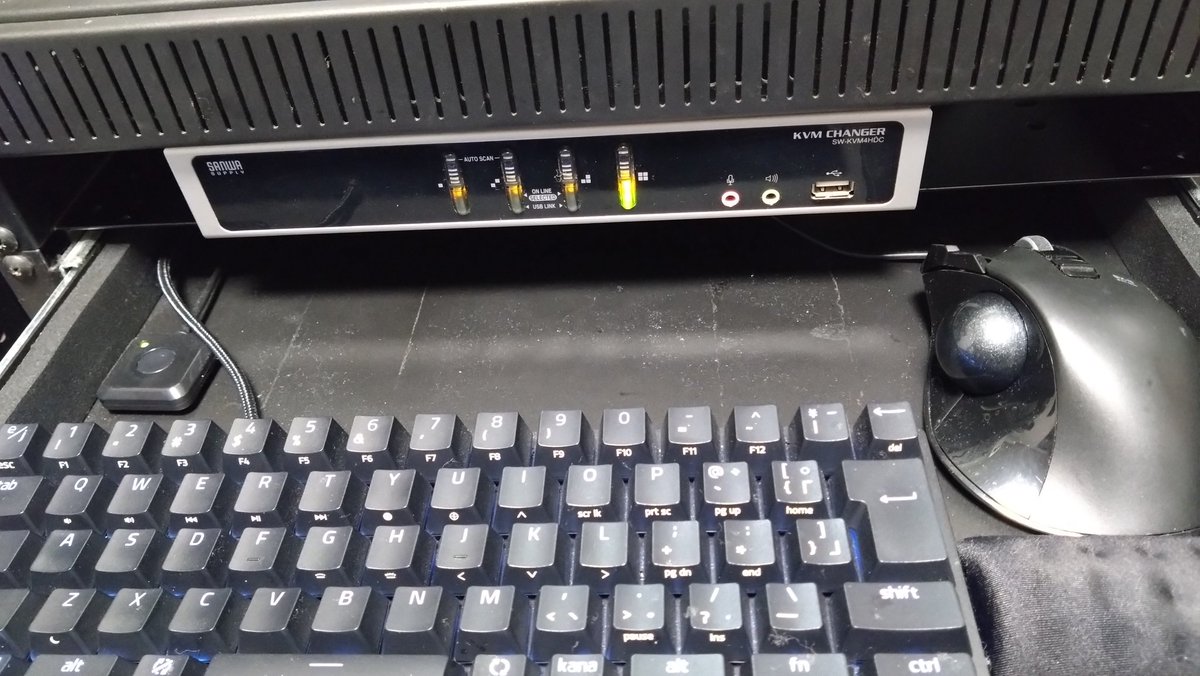 仮で使っていた2デバイスKVMを4デバイスの物に交換。これでやっと