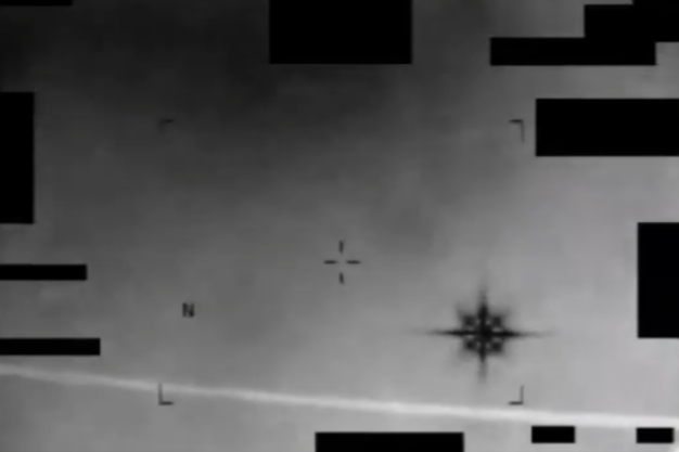 SHADOWARK589's tweet photo. Is it just a coincidence? 🤔
The official UFO/UAP footage released by the US government looks eerily similar to the iconic imagery from Bearableguy123.
The rabbit hole goes deeper... 🐇🕳️
#XRP #Bearableguy123 #UAP #UFO #CryptoTheory #Ripple https://t.co/B6Zel2O0L0