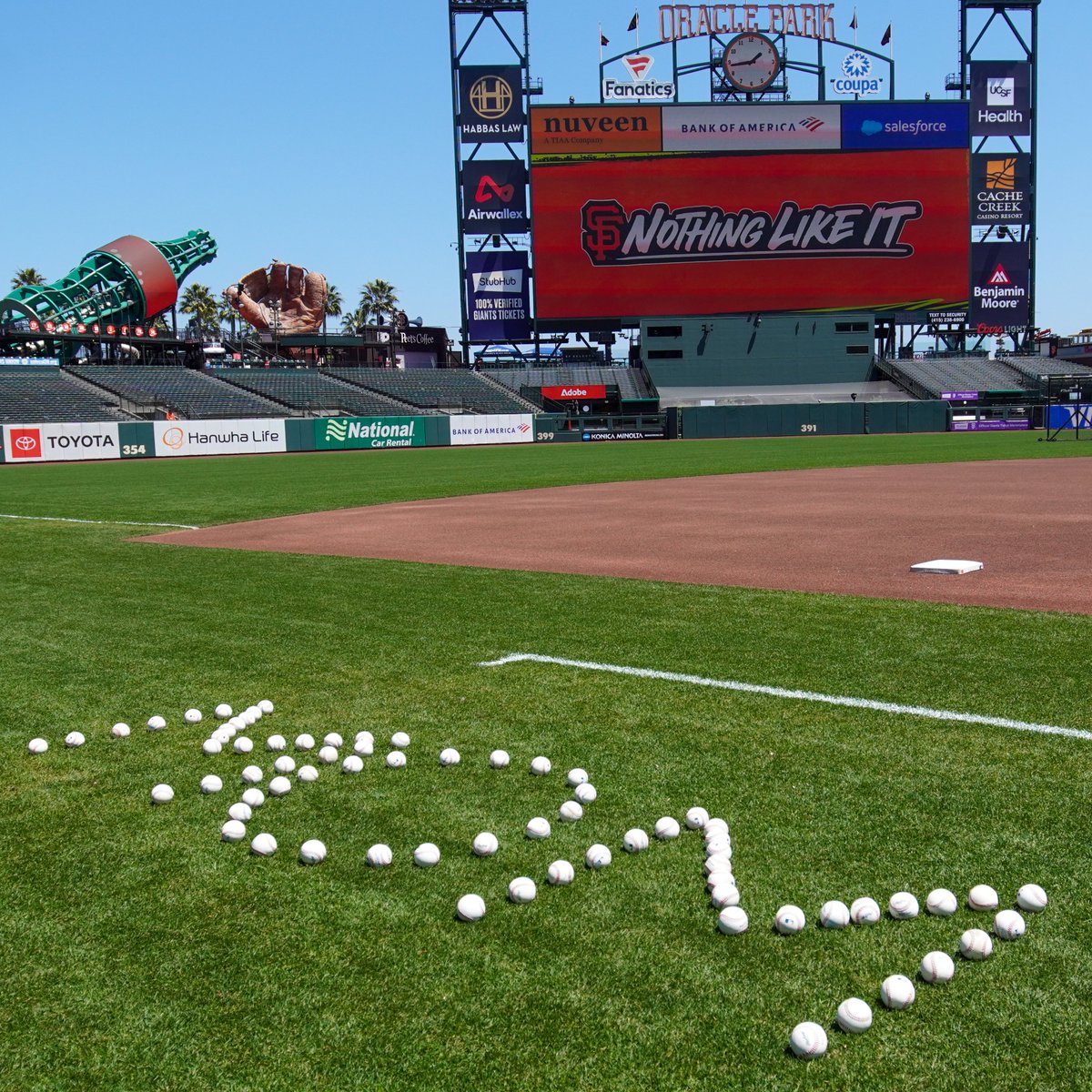 OracleParkSF's tweet photo. Happy Mother's Day from Oracle Park! 💐🩷 https://t.co/Is45n5SoOt