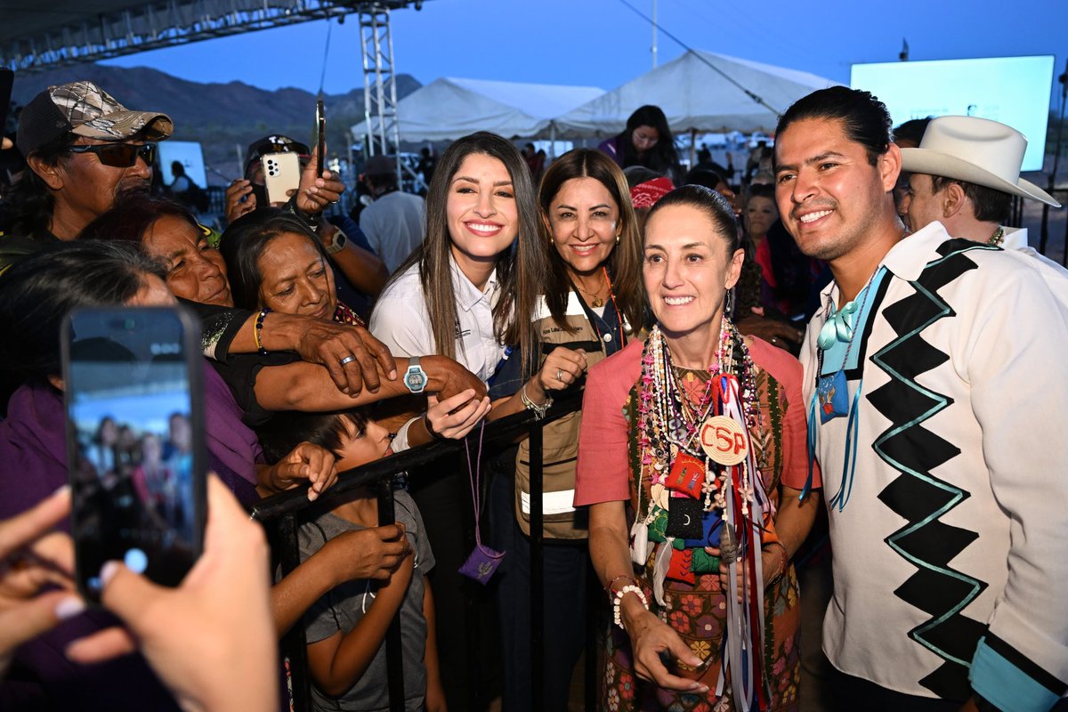 PaulinaOcanaE's tweet photo. Nuestra presidenta @Claudiashein y nuestro gobernador @AlfonsoDurazo, junto a mi amigo Jesús Félix Segovia, gobernador tradicional seri, inauguraron el Acueducto Seri en Punta Chueca. 💧✨

Una obra histórica que llevará agua potable permanente a la nación Comca’ac y que representa un paso más en la justicia para nuestros pueblos originarios.

Así avanza la Cuarta Transformación: atendiendo causas históricas y construyendo bienestar duradero para quienes durante años fueron olvidados.