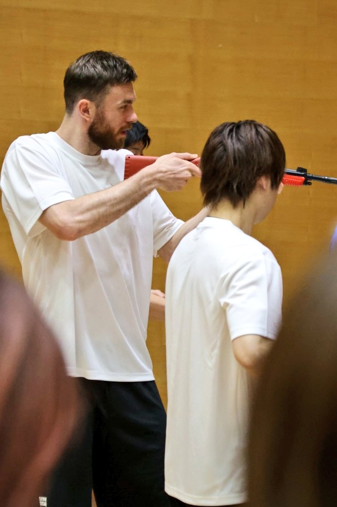 MSB_38_BSK's tweet photo. 射的の列に並んでいたら
選手入場でサブアリーナ大混雑
#ニック・ケイ 選手の射的カッコいい👍
#Bリーグ
#島根スサノオマジック
#TeamMakesMagic
#スサマジFes2026 https://t.co/jHZqPOKYoe
