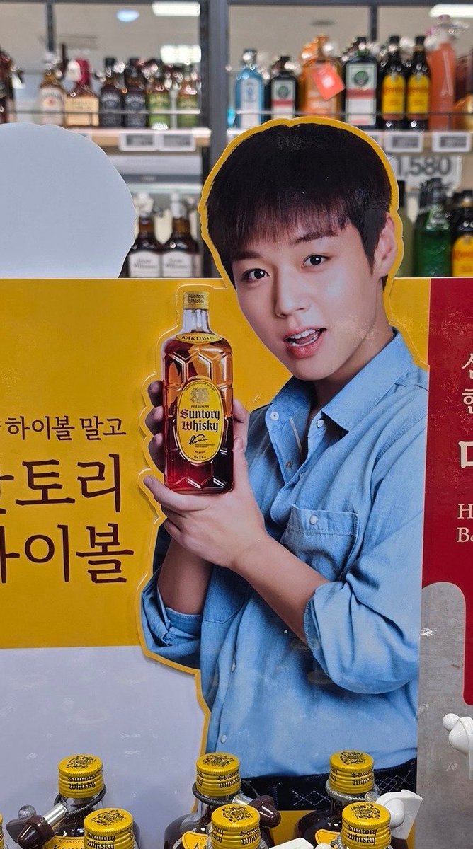 it sends me how jihoon looks so hot and attractive for a chicken ad while cute and bubbly for an alcohol ad 😂