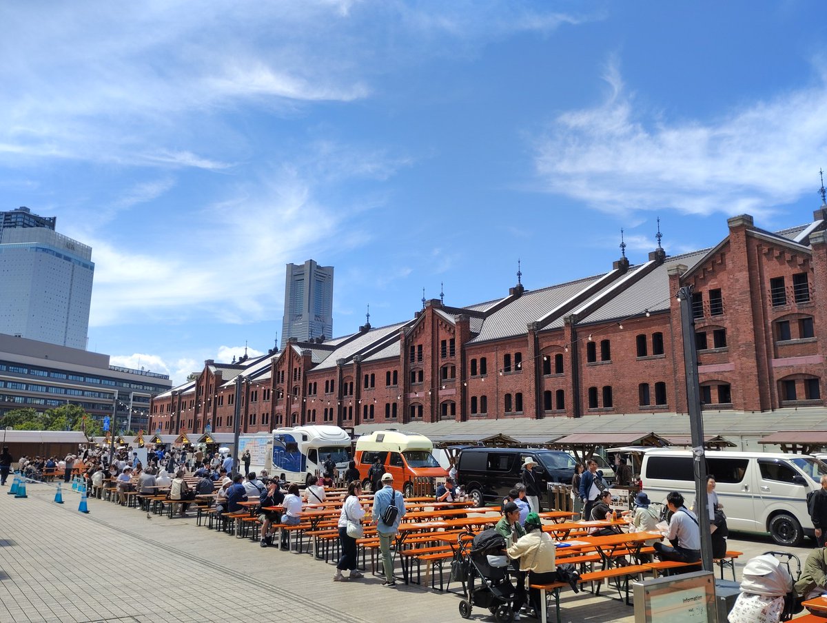 redo15005000's tweet photo. 家族で東京・横浜にプチ旅行

赤レンガ倉庫を散策しようとしたらイベント開催してたので、ついでに昼食取ろうとしたけど日差しが強すぎて屋内避難。

初ショーグンバーガー
肉々さもあって美味しいけど、パティ1枚が限界だな。 https://t.co/M2aeOg3ivk