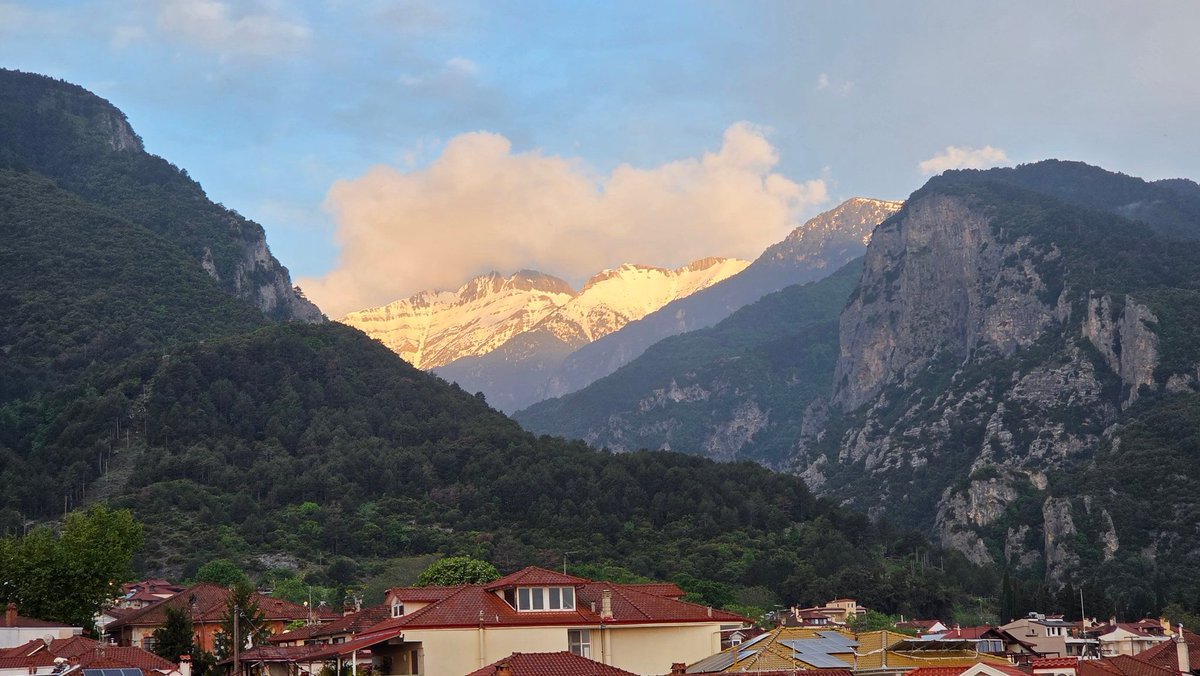 rickfr01's tweet photo. Morning all. What a view to wake up to. Mt Olympus sparkling in the morning sun. @OlympusRiviera4 @PieriaGuide #liveforthestory
#sunriseoftheday #pieria #nature https://t.co/uBWTHdreFY