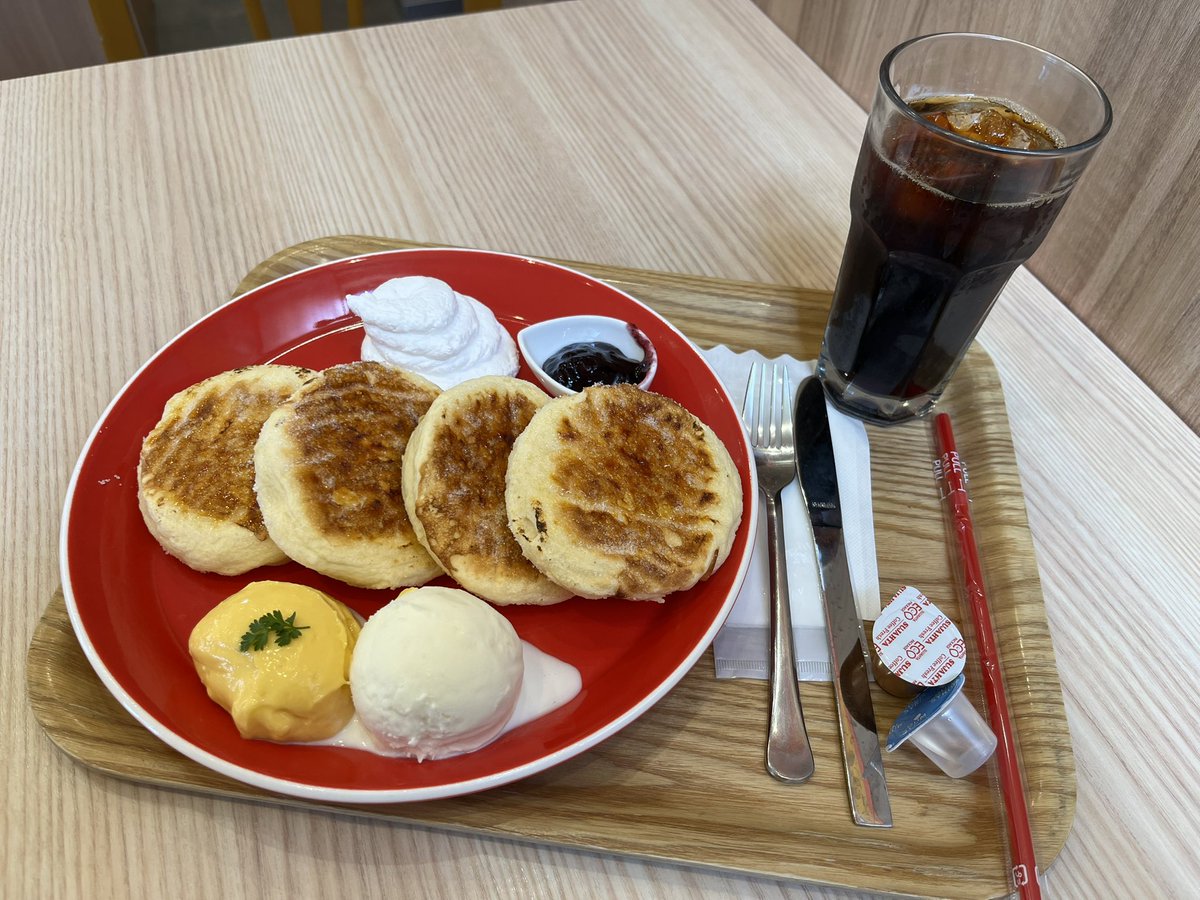 あんまり人気になっても困るんだけど（私が）
お菓子のさかい棚倉店ではこのセットが1,080円で食べれる。

ドリンクはコーヒーからジュースまで選べて、パンケーキは4枚まで増やせて、カスタードはあんこに、バニラは塩バニラに、メープルシロップはブルーベリーorバターに自由に変更可。

神過ぎ✨