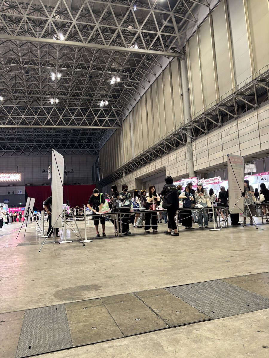 fr84y's tweet photo. @smaanrgkwon グッズの袋詰め近くにおります、これで伝わるでしょうか？ https://t.co/TOnOcuMcIY