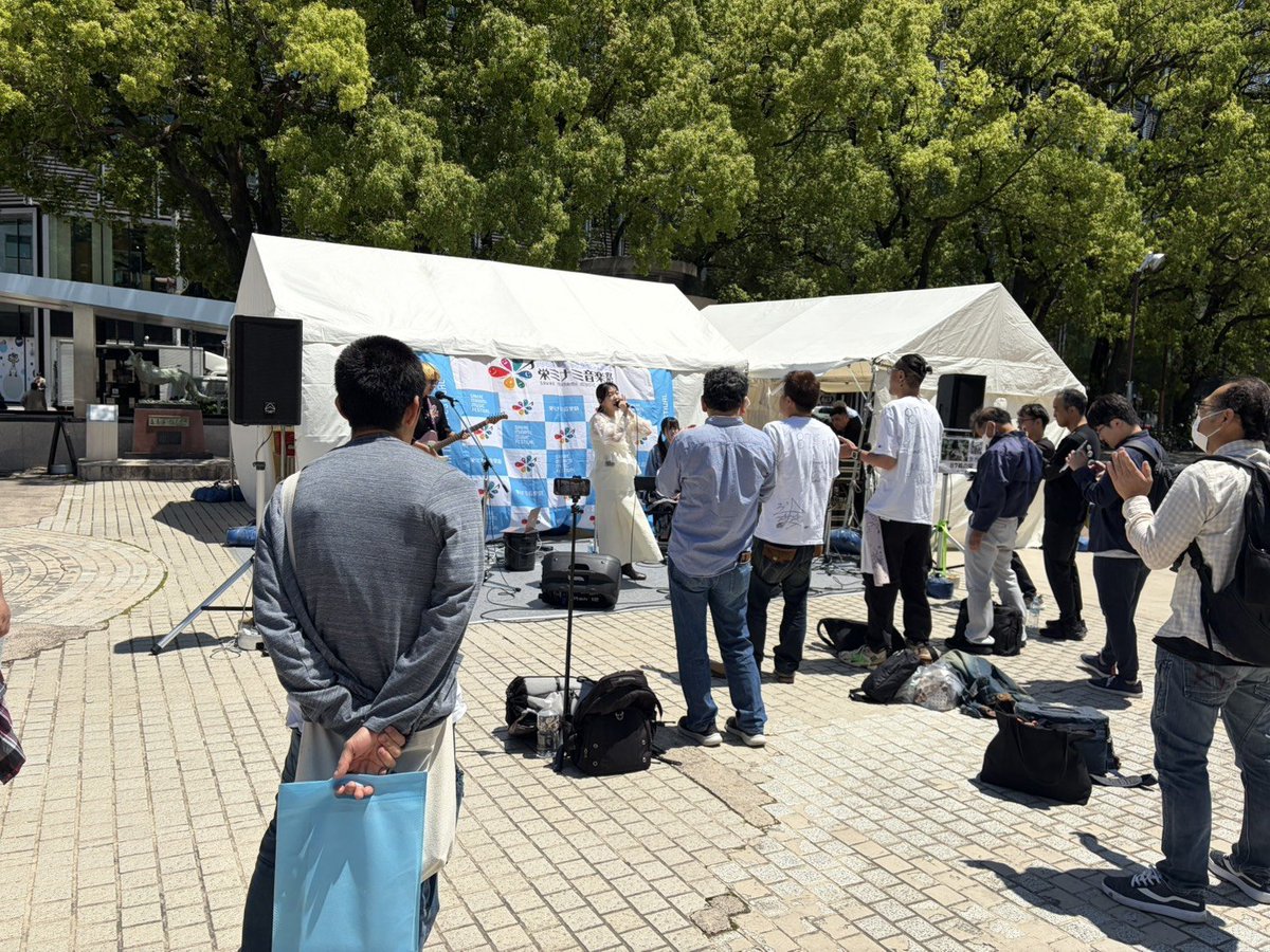 sakaon2011's tweet photo. 📍サカエヒロバス
87頁の栞さん

キーボードで奏でられる力強いメロディーに乗らせられる爽やかな歌声で会場盛り上がってます！
#栄音26
#みんなが主役の栄ミナミ https://t.co/TknMtisLpO