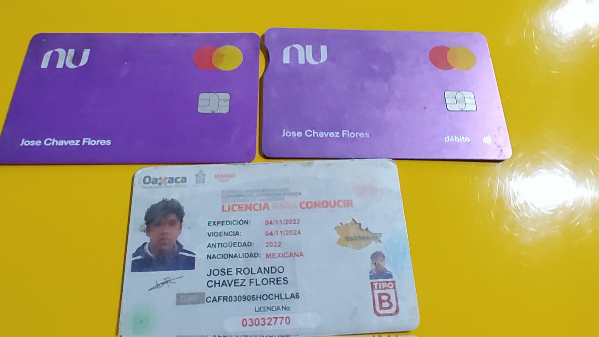 ContraProMx's tweet photo. #QueLasRedesAyuden 🙏🏽🙏🏽
😡 #DenunciaCiudadana 

🚗🚙🚗 Un particular informa que aproximadamente a las 20:00 hrs cerca del puente del Tecnológico de #Oaxaca, un grupo de 4 jóvenes con aliento #alcohólico a bordo de un auto blanco #Peugeot placas #THW8588C, le dieron un golpe por alcance, por lo que descendieron de la unidad para llegar a un acuerdo, por lo que el responsable del incidente presentó su licencia (vencida) y 2 tarjetas bancarias  NU (sin saldo); sin embargo al acomodar los autos escaparon del lugar, por lo que fueron seguidos por el afectado hasta la Colonia Guadalupe Victoria, dónde se detuvieron y bajaron con la intención de agredir 😡😡 al afectado por lo que esté logro escapar del lugar. 

📢🚨📢 El cobarde responsable del accidente responde al nombre de José Rolando #ChávezFlores, quién iba con 3 individuos y una joven. 

Por lo anterior, se solicita que si lo identifican, aporten información al 911 para su aseguramiento. Se anexan la licencia de conducir y las tarjetas que ofreció como garantía.

!!No permitamos que se repitan este tipo de comportamientos !!

#oaxaca @SEMOVI_GobOax @C5i_Oaxaca @SSPC_GobOax