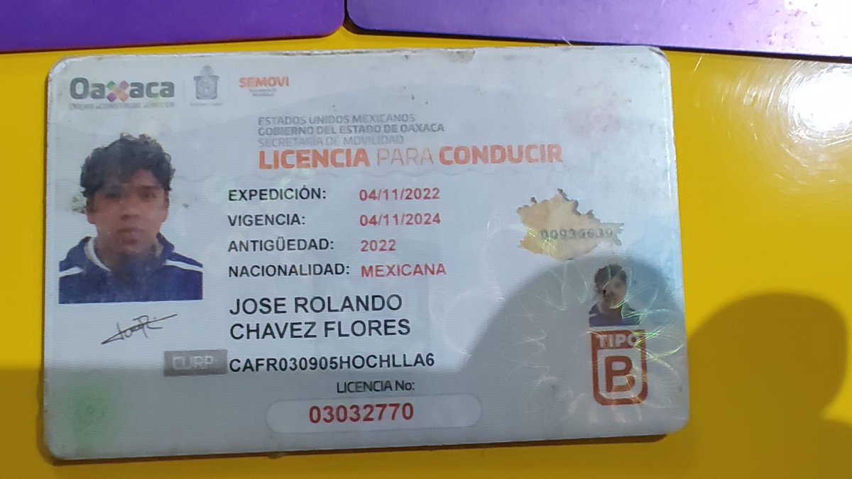 ContraProMx's tweet photo. #QueLasRedesAyuden 🙏🏽🙏🏽
😡 #DenunciaCiudadana 

🚗🚙🚗 Un particular informa que aproximadamente a las 20:00 hrs cerca del puente del Tecnológico de #Oaxaca, un grupo de 4 jóvenes con aliento #alcohólico a bordo de un auto blanco #Peugeot placas #THW8588C, le dieron un golpe por alcance, por lo que descendieron de la unidad para llegar a un acuerdo, por lo que el responsable del incidente presentó su licencia (vencida) y 2 tarjetas bancarias  NU (sin saldo); sin embargo al acomodar los autos escaparon del lugar, por lo que fueron seguidos por el afectado hasta la Colonia Guadalupe Victoria, dónde se detuvieron y bajaron con la intención de agredir 😡😡 al afectado por lo que esté logro escapar del lugar. 

📢🚨📢 El cobarde responsable del accidente responde al nombre de José Rolando #ChávezFlores, quién iba con 3 individuos y una joven. 

Por lo anterior, se solicita que si lo identifican, aporten información al 911 para su aseguramiento. Se anexan la licencia de conducir y las tarjetas que ofreció como garantía.

!!No permitamos que se repitan este tipo de comportamientos !!

#oaxaca @SEMOVI_GobOax @C5i_Oaxaca @SSPC_GobOax