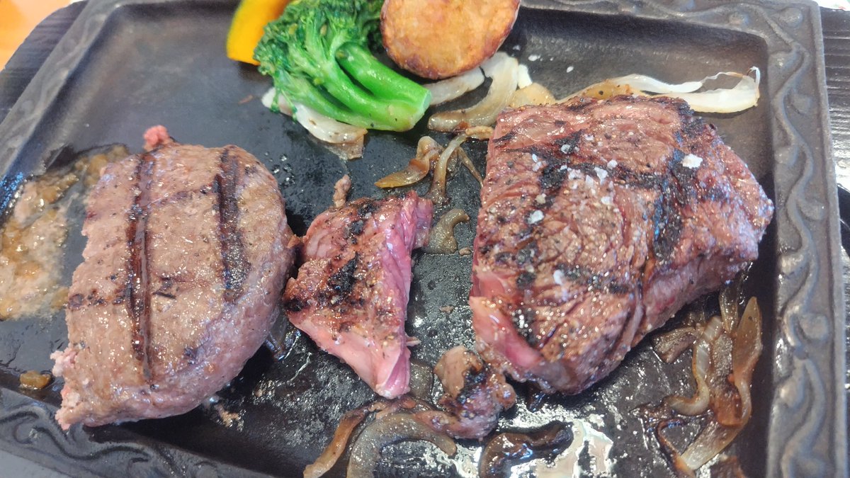 boobystance's tweet photo. さわやか ベイドリーム清水店
5年ぶりに来た���スゲー高くなっててビックリ。もうお得感無い。
これがラストと思って奮発。
ハンバーグとステーキランチ2520円を注文。オニオンとステーキソース。
美味い…。肉が、ステーキが美味い…。
ハンバーグ屋としては高いかもだが、ステーキならOK。また来たい https://t.co/QpQ7DG9zm2