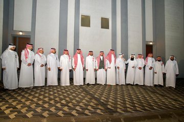 baljurashiber's tweet photo. تجسيداً للتكامل الحيوي بين القطاعات الحكومية وغير الربحية، قام سعادة أمين منطقة الباحة الدكتور علي بن محمد السواط، وسعادة محافظ بلجرشي الأستاذ نايف بن محمد الهزاني، بجولة ميدانية تفقدية لمتابعة سير العمل في مشروع الوحدات السكنية بمحافظة بلجرشي "سحب الباحة 1"، والذي يتم تنفيذه بتمكين من وزارة الشؤون البلدية والقروية والإسكان ، وبدعم سخي من مؤسسة المجدوعي الخيرية، وبالشراكة التنفيذية بين جمعية البر الخيرية ببلجرشي وجمعية "مأوى" للخدمات الاجتماعية.

وكان في استقبالهم بموقع المشروع سعادة رئيس مجلس إدارة جمعية البر الخيرية ببلجرشي الشيخ أحمد بن سعيد المصبح، ووفد من قيادات جمعية "مأوى"، حيث وقف الجميع ميدانياً على مراحل الإنجاز الإنشائية في مشروع "سحب الباحة 1"، واستمعوا إلى شرحٍ مفصل حول المعايير الهندسية والجداول الزمنية المتبعة، والتي تهدف إلى ضمان تسليم المساكن للمستفيدين وفق أعلى مقاييس الجودة الإنشائية.

وأشاد الدكتور علي السواط خلال الجولة بهذا النموذج المتكامل من الشراكة التنموية، مثمناً الدور التنموي الذي تضطلع به جمعية البر الخيرية ببلجرشي في توطين العمل الخيري. من جانبه، أكد سعادة محافظ بلجرشي الأستاذ نايف الهزاني أن هذه المشاريع تعكس الرعاية الكريمة التي يحظى بها المواطن من القيادة الرشيدة، مشيداً بالدعم الفاعل من مؤسسة المجدوعي الخيرية وبالتمكين الذي قدمته وزارة الإسكان لتسريع وتيرة البناء السكني التنموي بالمحافظة.

وعبر الشيخ أحمد المصبح عن اعتزازه بهذه الزيارة التي تمثل دعماً معنوياً كبيراً للمشروع، موضحاً أن الجمعية تسعى عبر هذا التكامل في مشروع "سحب الباحة 1" مع وزارة الإسكان ومؤسسة المجدوعي وجمعية مأوى إلى تحقيق أثر ملموس وتوفير البيئة السكنية المستقرة للأسر الأشد حاجة.

وفي ختام الجولة، تتقدم جمعية البر الخيرية ببلجرشي بخالص الشكر والامتنان لسعادة الدكتور علي بن محمد السواط، وسعادة الأستاذ نايف بن محمد الهزاني، على تشريفهم هذه الجولة ومتابعتهم الحثيثة. كما يمتد الشكر والتقدير لـ وزارة الشؤون البلدية والقروية والإسكان على تمكينها للمشروع بتسليم الأرض، ولـ مؤسسة المجدوعي الخيرية على دعمها السخي، وللإخوة في جمعية مأوى على شراكتهم التنفيذية المتميزة، سائلين الله أن يبارك في هذه الجهود ويجعلها في موازين حسنات الجميع.