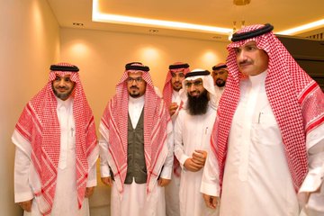 baljurashiber's tweet photo. تجسيداً للتكامل الحيوي بين القطاعات الحكومية وغير الربحية، قام سعادة أمين منطقة الباحة الدكتور علي بن محمد السواط، وسعادة محافظ بلجرشي الأستاذ نايف بن محمد الهزاني، بجولة ميدانية تفقدية لمتابعة سير العمل في مشروع الوحدات السكنية بمحافظة بلجرشي "سحب الباحة 1"، والذي يتم تنفيذه بتمكين من وزارة الشؤون البلدية والقروية والإسكان ، وبدعم سخي من مؤسسة المجدوعي الخيرية، وبالشراكة التنفيذية بين جمعية البر الخيرية ببلجرشي وجمعية "مأوى" للخدمات الاجتماعية.

وكان في استقبالهم بموقع المشروع سعادة رئيس مجلس إدارة جمعية البر الخيرية ببلجرشي الشيخ أحمد بن سعيد المصبح، ووفد من قيادات جمعية "مأوى"، حيث وقف الجميع ميدانياً على مراحل الإنجاز الإنشائية في مشروع "سحب الباحة 1"، واستمعوا إلى شرحٍ مفصل حول المعايير الهندسية والجداول الزمنية المتبعة، والتي تهدف إلى ضمان تسليم المساكن للمستفيدين وفق أعلى مقاييس الجودة الإنشائية.

وأشاد الدكتور علي السواط خلال الجولة بهذا النموذج المتكامل من الشراكة التنموية، مثمناً الدور التنموي الذي تضطلع به جمعية البر الخيرية ببلجرشي في توطين العمل الخيري. من جانبه، أكد سعادة محافظ بلجرشي الأستاذ نايف الهزاني أن هذه المشاريع تعكس الرعاية الكريمة التي يحظى بها المواطن من القيادة الرشيدة، مشيداً بالدعم الفاعل من مؤسسة المجدوعي الخيرية وبالتمكين الذي قدمته وزارة الإسكان لتسريع وتيرة البناء السكني التنموي بالمحافظة.

وعبر الشيخ أحمد المصبح عن اعتزازه بهذه الزيارة التي تمثل دعماً معنوياً كبيراً للمشروع، موضحاً أن الجمعية تسعى عبر هذا التكامل في مشروع "سحب الباحة 1" مع وزارة الإسكان ومؤسسة المجدوعي وجمعية مأوى إلى تحقيق أثر ملموس وتوفير البيئة السكنية المستقرة للأسر الأشد حاجة.

وفي ختام الجولة، تتقدم جمعية البر الخيرية ببلجرشي بخالص الشكر والامتنان لسعادة الدكتور علي بن محمد السواط، وسعادة الأستاذ نايف بن محمد الهزاني، على تشريفهم هذه الجولة ومتابعتهم الحثيثة. كما يمتد الشكر والتقدير لـ وزارة الشؤون البلدية والقروية والإسكان على تمكينها للمشروع بتسليم الأرض، ولـ مؤسسة المجدوعي الخيرية على دعمها السخي، وللإخوة في جمعية مأوى على شراكتهم التنفيذية المتميزة، سائلين الله أن يبارك في هذه الجهود ويجعلها في موازين حسنات الجميع.