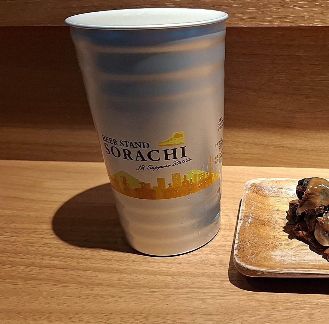 lovedamon0312's tweet photo. 札幌駅内にあるソラチのアルミカップと空港では少し絵柄が違うのです。
空港は飛行機 ←   札幌駅は列車

このアルミカップが家にたくさん。笑 https://t.co/xqpqtZowKC