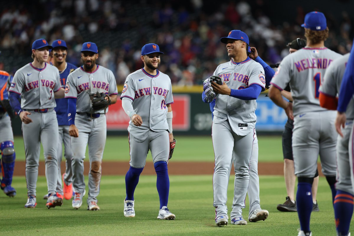 Mets's tweet photo. Hug it out! #MetsWin #LGM https://t.co/ASKKzodnNg