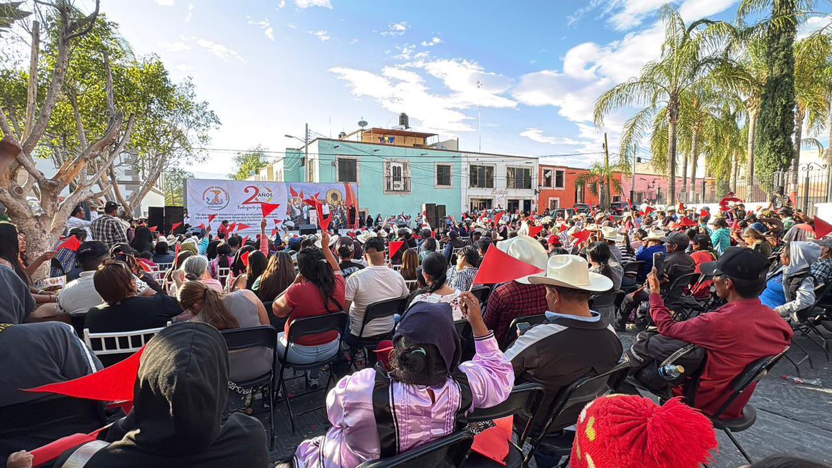MAntorchaDgo's tweet photo. #Entérate || En el marco de los 20 años de lucha y trabajo del Movimiento Antorchista en Mezquital, más de mil compañeros y compañeras se reunieron en la plaza de la cabecera municipal para reafirmar su compromiso con la transformación del país.

Guillermo Guerrero Viramontes, representante del comité regional, fue contundente:
“Mantengámonos organizados y sigamos construyendo un partido político de nuevo tipo. Solo así las necesidades del pueblo trabajador serán escuchadas y verdaderamente resueltas.”

A su llamado se sumaron Pedro Martínez Coronilla (dirigente estatal), Jesús García Gurrola (dirigente municipal en Mezquital), Martín González Ávila (dirigente municipal en Durango), así como otras autoridades comunales.

Antorcha es el pueblo organizado. No descansaremos hasta que la justicia social sea una realidad para todas y todos los mexicanos.