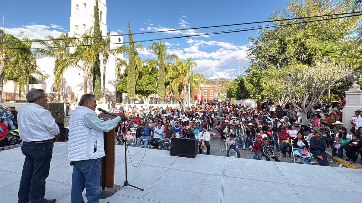 MAntorchaDgo's tweet photo. #Entérate || En el marco de los 20 años de lucha y trabajo del Movimiento Antorchista en Mezquital, más de mil compañeros y compañeras se reunieron en la plaza de la cabecera municipal para reafirmar su compromiso con la transformación del país.

Guillermo Guerrero Viramontes, representante del comité regional, fue contundente:
“Mantengámonos organizados y sigamos construyendo un partido político de nuevo tipo. Solo así las necesidades del pueblo trabajador serán escuchadas y verdaderamente resueltas.”

A su llamado se sumaron Pedro Martínez Coronilla (dirigente estatal), Jesús García Gurrola (dirigente municipal en Mezquital), Martín González Ávila (dirigente municipal en Durango), así como otras autoridades comunales.

Antorcha es el pueblo organizado. No descansaremos hasta que la justicia social sea una realidad para todas y todos los mexicanos.