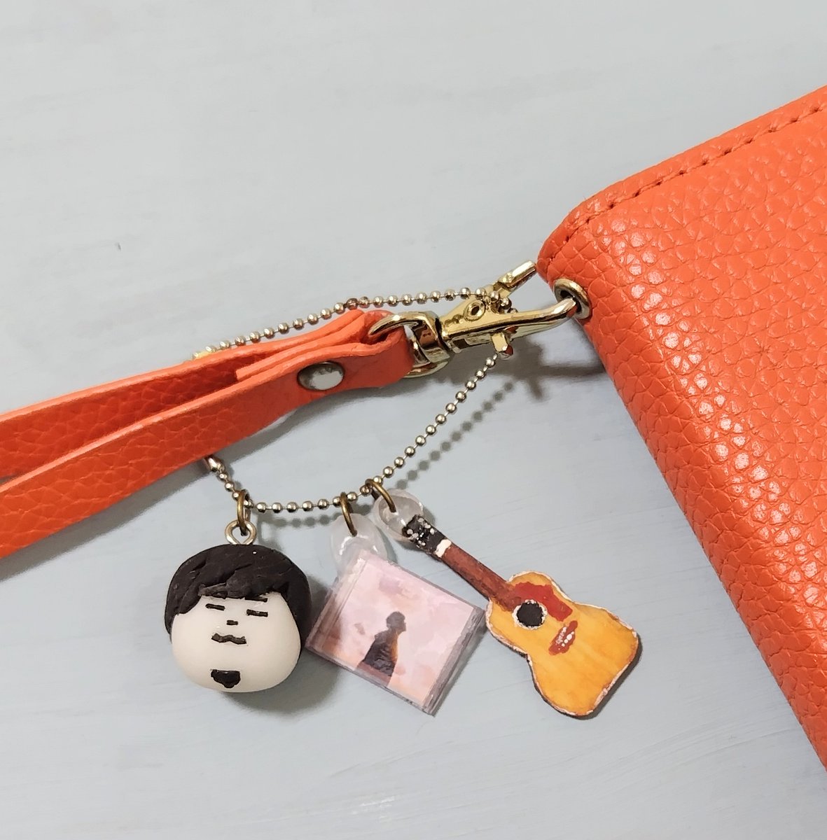 laposhop's tweet photo. 木で作ったミニミニ秦さんバージョンギターとアクリル板で作ったお気に入りアルバムジャケット、そして秦さん✨
なかなかの出来🤭♡

 #秦基博 https://t.co/3i8rd90kRp