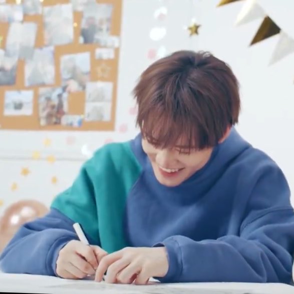 chenmitji's tweet photo. Chenle wrote Jisung's name? What a lover boy https://t.co/Ai3A8UEQ4l