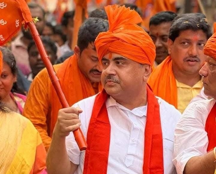 बंगाल के 55 वर्षीय नेता सुवेंदु अधिकारी आज तक अविवाहित हैं।

लेकिन क्या आप जानते हैं उन्होंने शादी क्यों नहीं की?

इसका जवाब खुद सुवेंदु अधिकारी ने दिया था।

1987 में छात्र राजनीति में आने के दौरान वे तीन बड़े स्वतंत्रता सेनानियों, सतीश सामंत, सुशील धारा और अजय मुखर्जी से बेहद