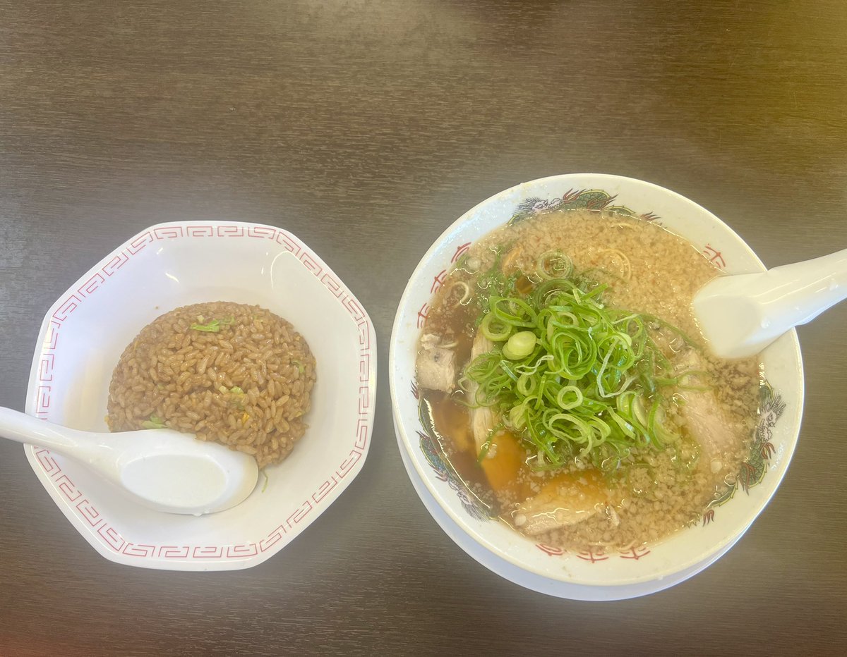 今日のお昼は来来亭🍜さん😆
このラーメンにこのチャーハン💓
合うよねぇぇ😋👍