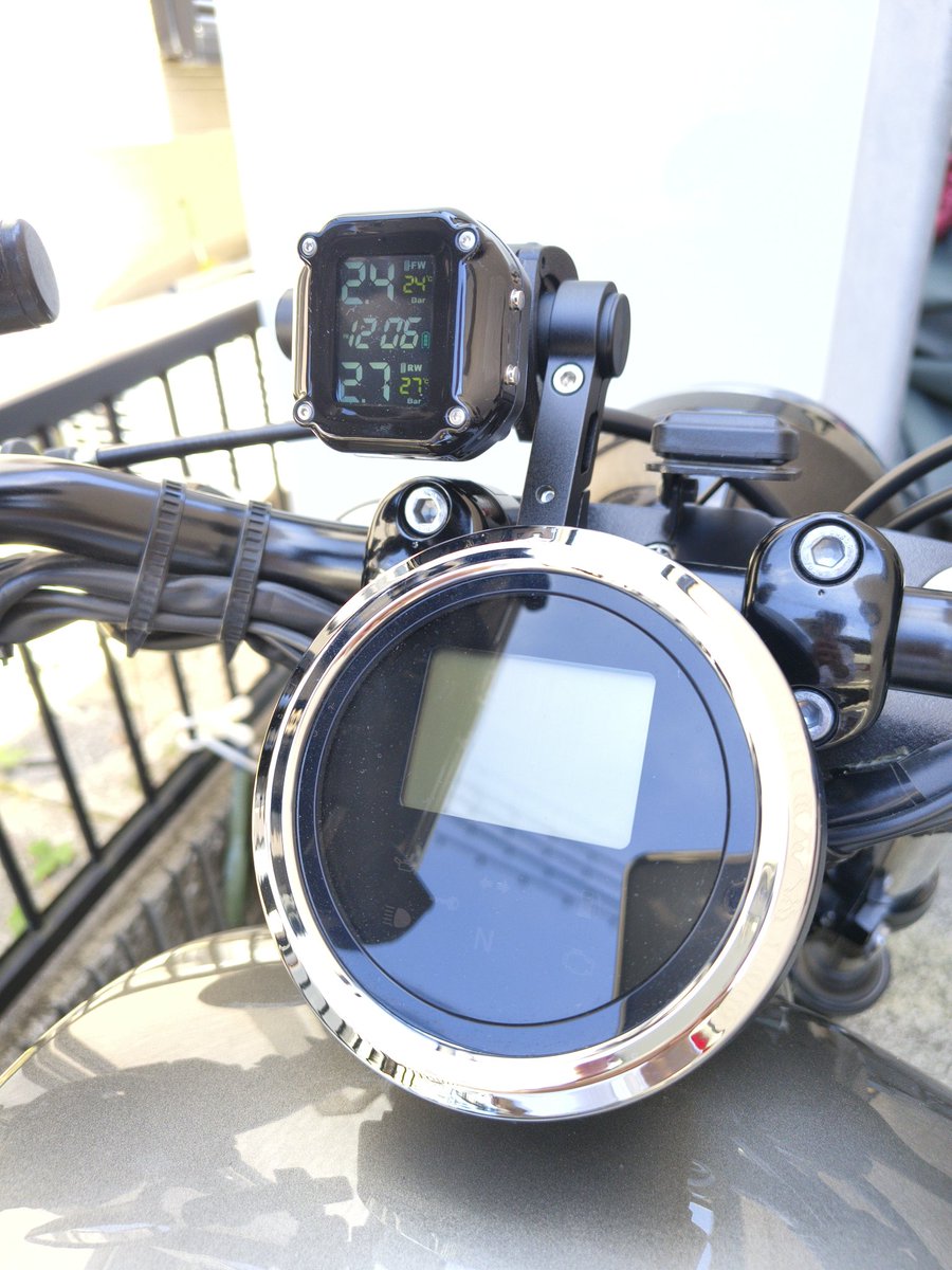 nobu_950's tweet photo. TIRE PRESSURE MONITORING SYSTEM
（TPMS）導入✌
空気圧がリアルタイムで見れるのは安心ですね😆

#YAMAHABOLT
#Kaedear
#クランプバーマウント
#Avutrel
#二輪車用タイヤ空気圧モニター https://t.co/ZpzKtpAImR