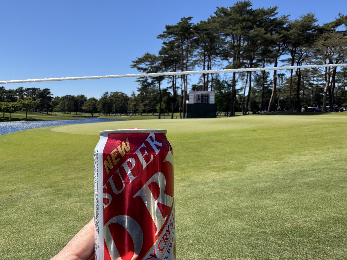 untanuri's tweet photo. 推しの安田佑香ちゃんは予選落ちでしたが、チケット買ったのでビール飲み観戦ですねー！接待の時はあんなに嫌だったのに、こんなに綺麗なコースだったんだと気付き、楽しんでます😊でも選手はこの風で苦戦してるだろうなー https://t.co/N9ewCfUFXJ