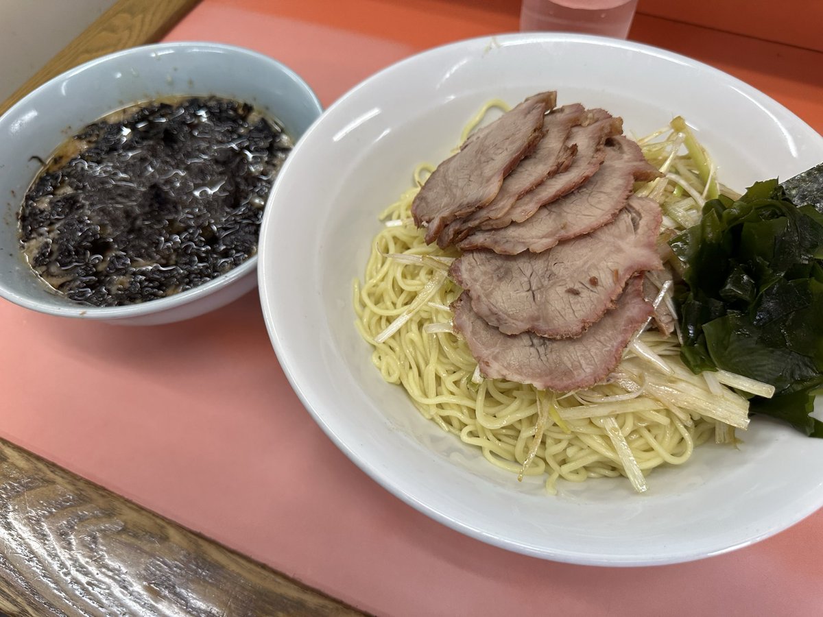 hustleK's tweet photo. 暑い中テニスの試合が白熱🎾逆転勝ちで腹減ったので試合会場近くのラーショ石川店へ🍜
暑いのでネギチャーシューつけ麺、味玉がオーダー後に終了してしまい、ぱんちゃんさんが岩のりにアップグレードしてくれた☺️
ネギチャーシューがうまい！ボリュームあるのにあっという間に完食😋
#さち味 https://t.co/UBw8z9n59x