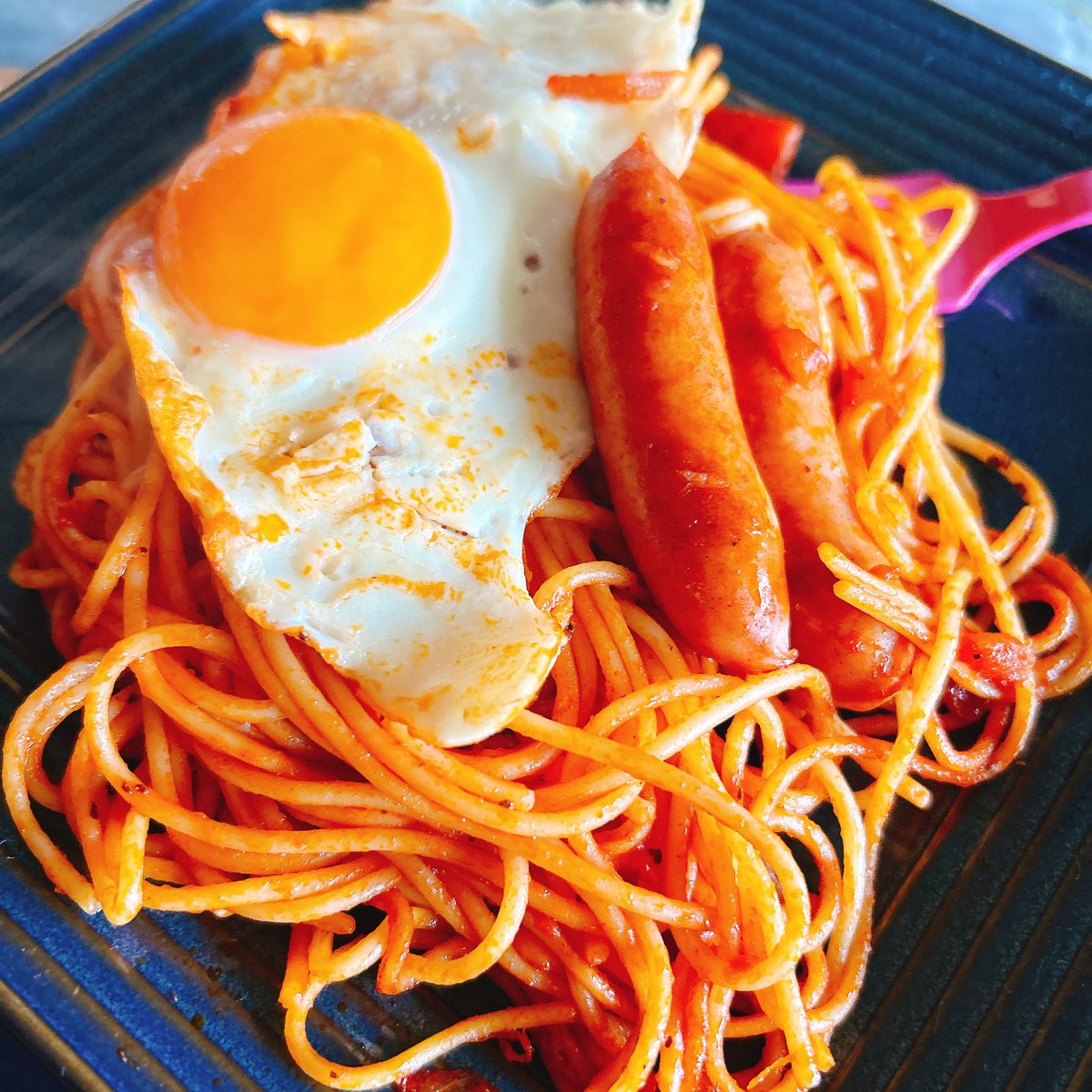これは昨日急遽姪っ子2人が泊まることになったので、おかずを増やすためにパスタ作ったのに一切手をつけられず、豚肉の野菜巻きもイヤイヤ食べられて残ったパスタを馬鹿リメイクしたやつです。馬鹿うまい