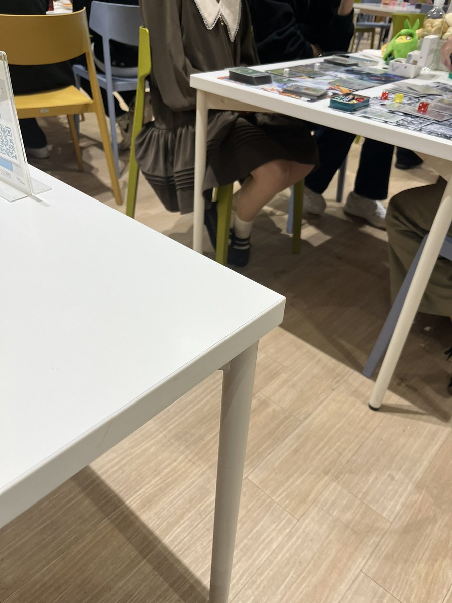 愛知会場のフードコート、
フードコート従業員が拡声器使って
『お食事をするスペースです』
『お食事をする方にお席をお譲りください』
『カードゲームはご遠慮ください』
『恥ずかしくない行動をお願いします』

と、従業員がずっと言って練り歩いてるのに手を止めへんもんな🤔