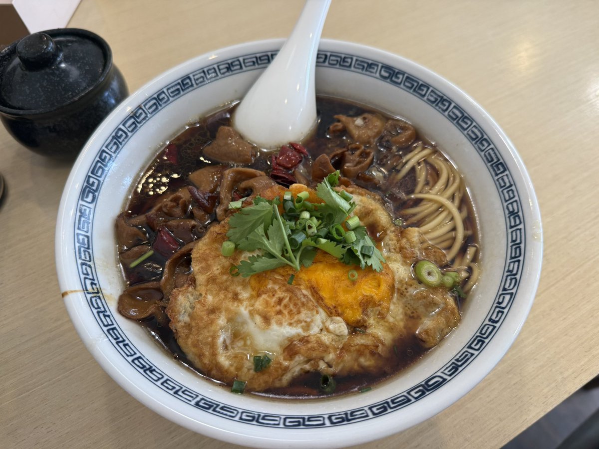 ホルモンと目玉焼きのせラーメン。